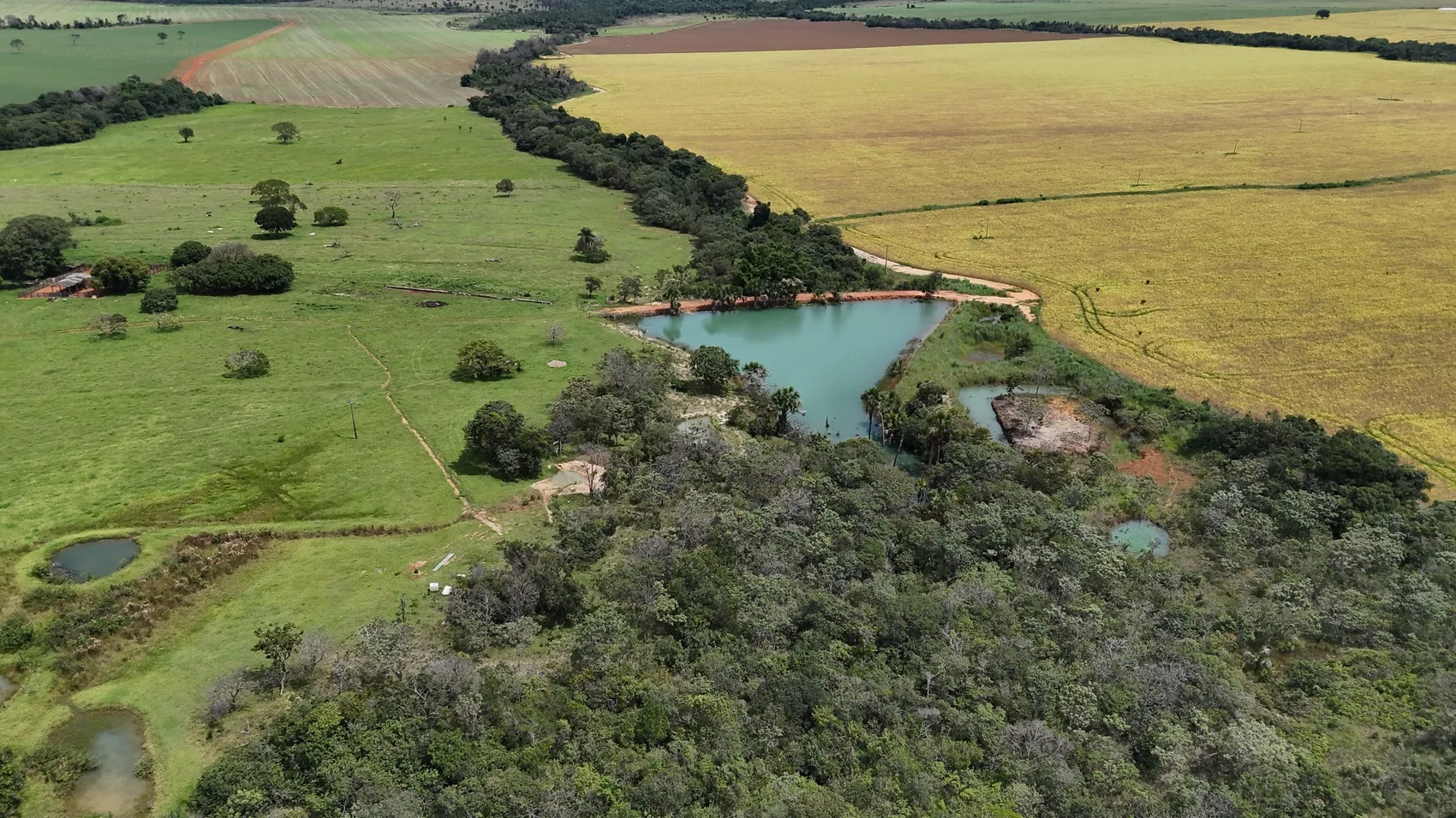 Área rural com corpo d’água, vegetação e entorno produtivo